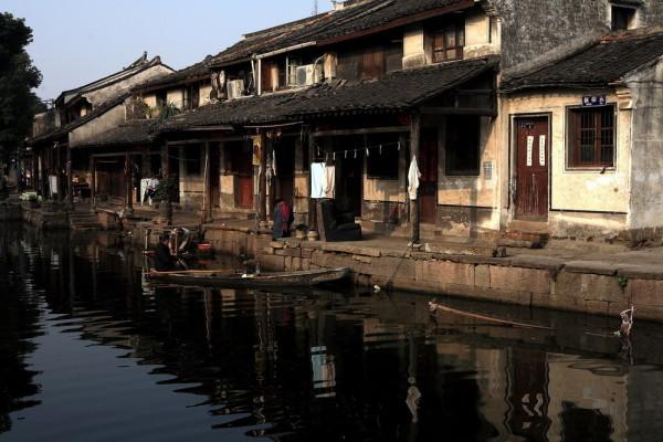 机场回应工作人员霸占母婴室吃饭：做法欠妥，旅客享有优先使用权
